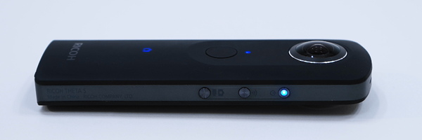 右側面には電源ボタン、無線ボタン、撮影モード切替ボタンがある。電源オン時には青色LEDが点灯し、けっこう輝度は高い 右側面には電源ボタン、無線ボタン、撮影モード切替ボタンがある。電源オン時には青色LEDが点灯し、けっこう輝度は高い